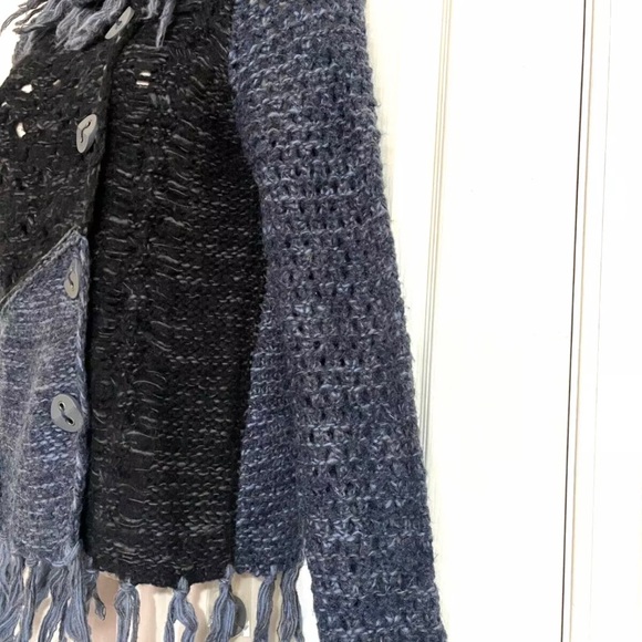 Free People NWOT Chunky Knit Black and Gray Cardigan with Fringe Hem - Picture 4 of 6